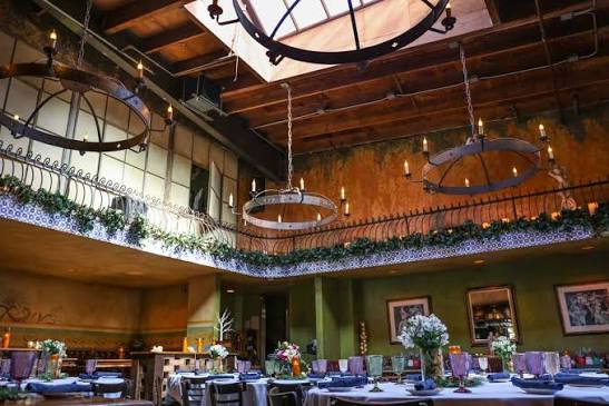 Habana dining room with warm lighting, layered decor, and vintage Cuban-inspired atmosphere.